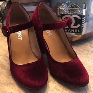Burgundy velvet heels 👠